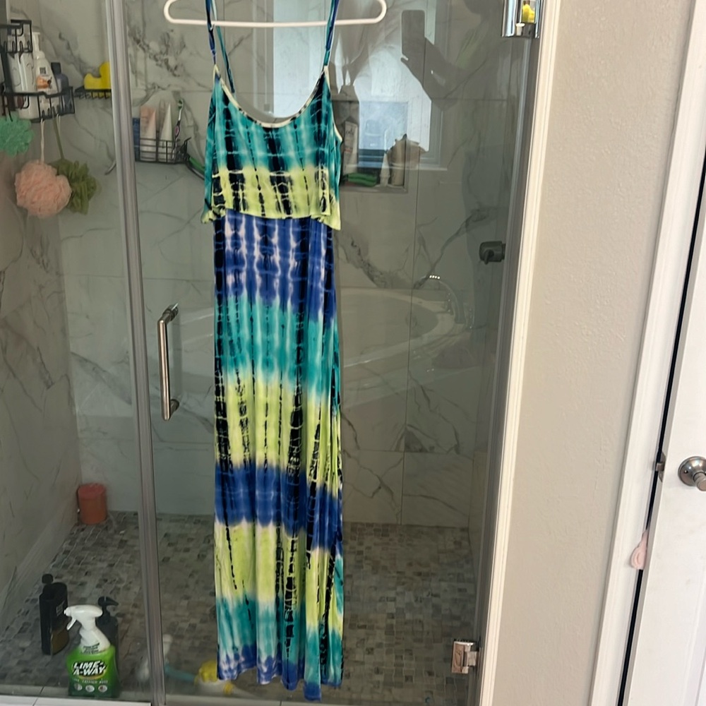 Super cute. Flowy. Double lined maxi dress. Great colors for summer